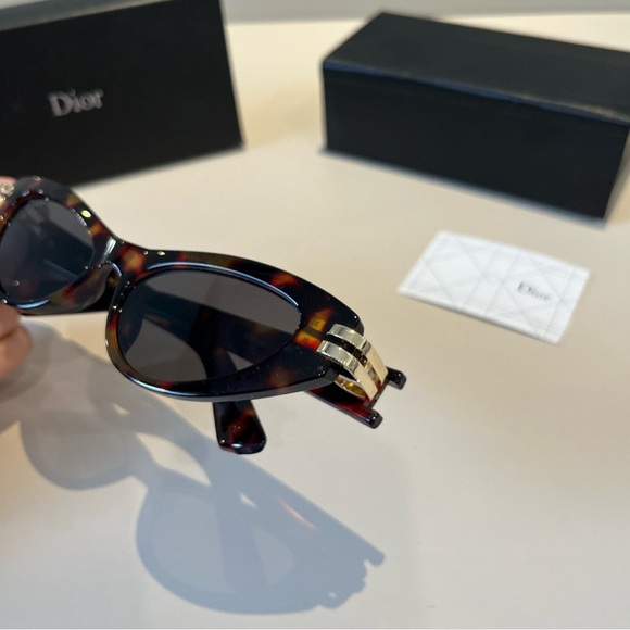 Dior Tortoiseshell Cat-Eye Sunglasses with Black Lenses - Picture 2 of 8